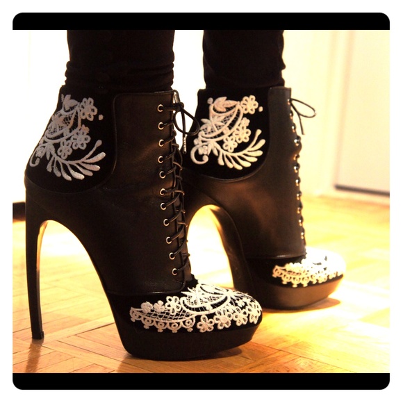 🎉HOST PICK🎉 Alexander McQueen Lace up Booties - Picture 1 of 8